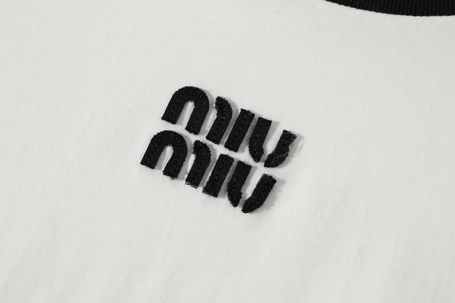 MIU MIU 撞色字母logo徽标圆领短袖 T恤 夏季 白色 黑色 MJN522-14EL-F0009-S-OOO