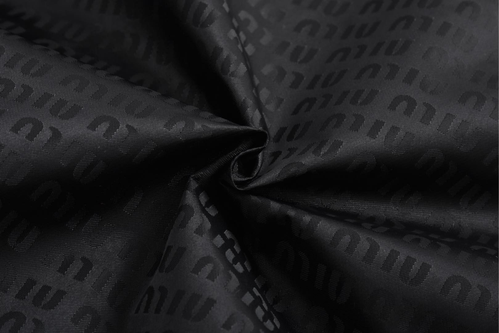 MIU MIU 缪缪 满印暗纹弹幕棉服 夹克 外套 长袖 黑色