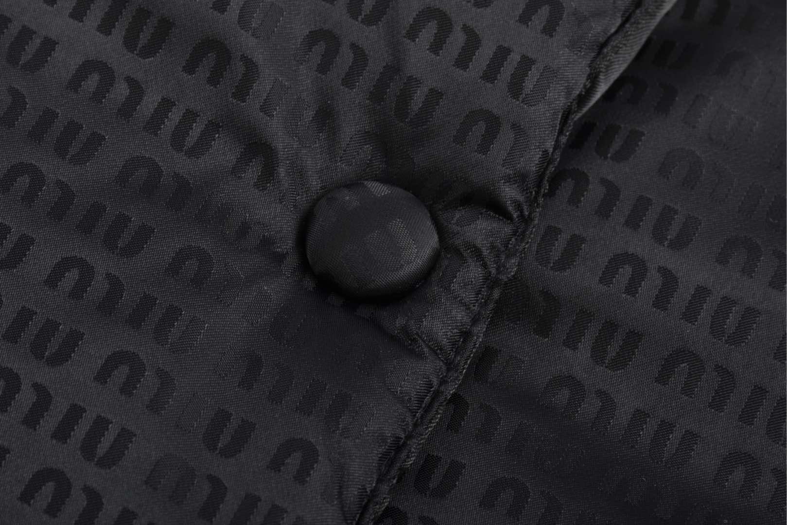 MIU MIU 缪缪 满印暗纹弹幕棉服 夹克 外套 长袖 黑色