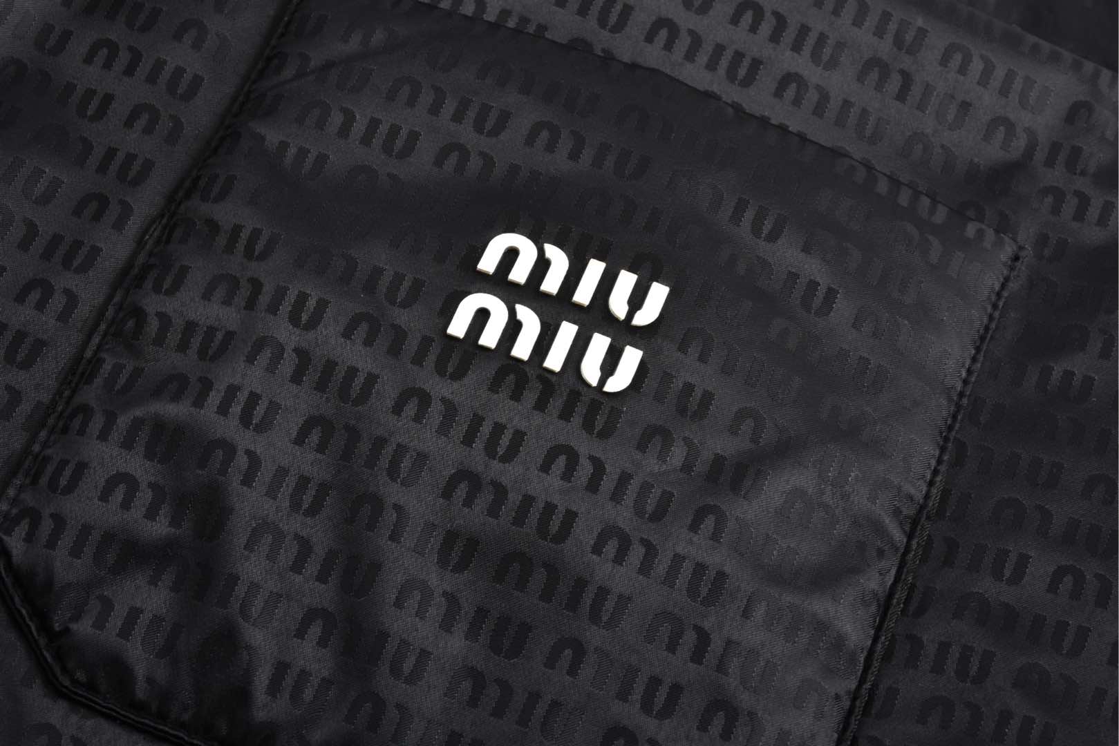 MIU MIU 缪缪 满印暗纹弹幕棉服 夹克 外套 长袖 黑色