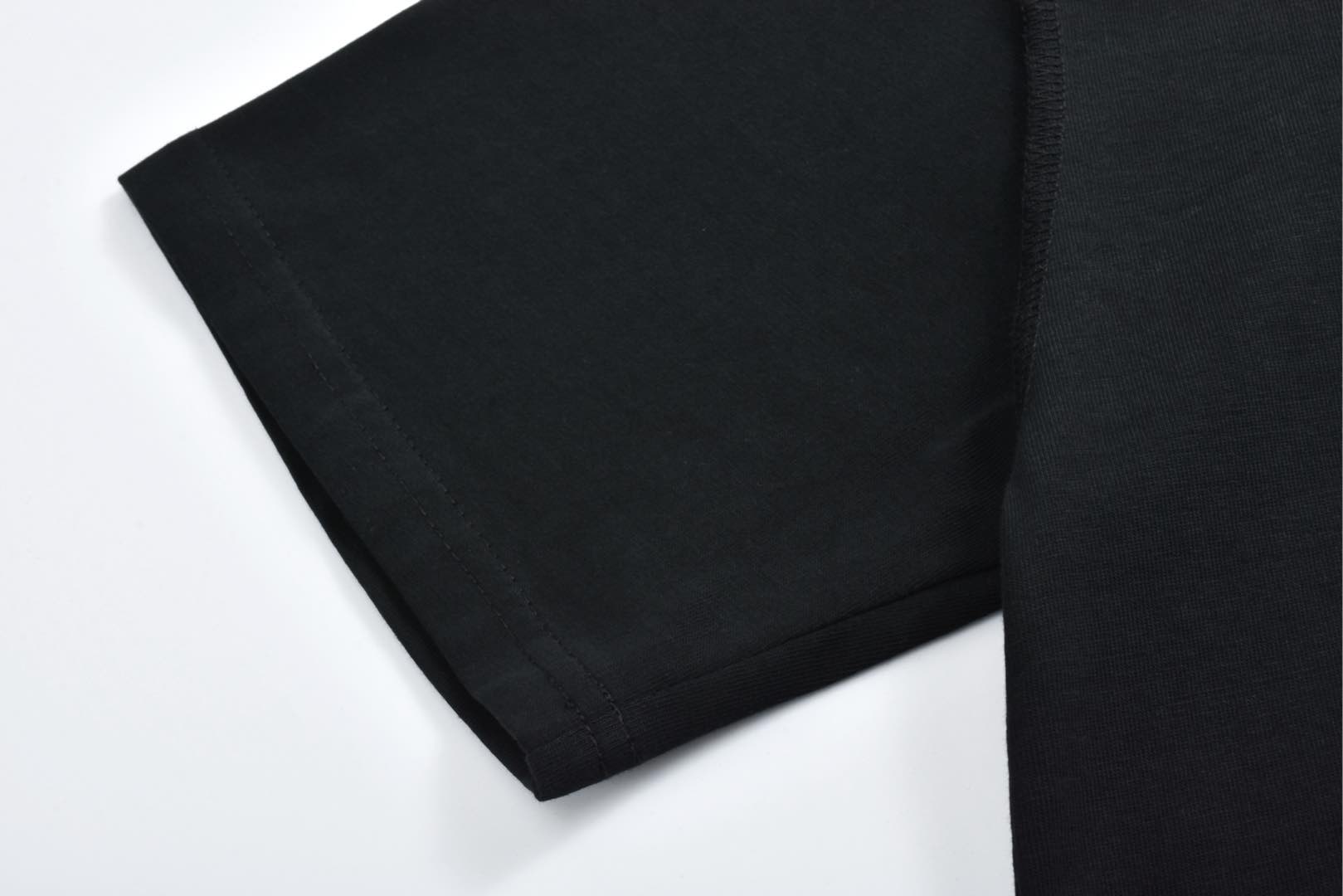 LOUIS VUITTON 路易威登 员工限定字母logo印花圆领短袖 T恤 黑色 白色 