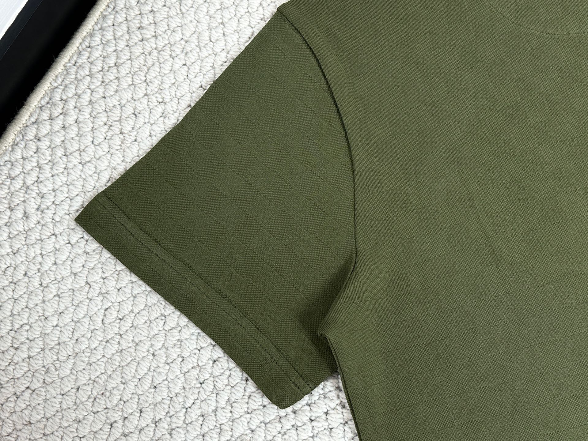 LOUIS VUITTON 路易威登 棋盘格刺绣字母logo图案圆领短袖 T恤 绿色 1AGKLK