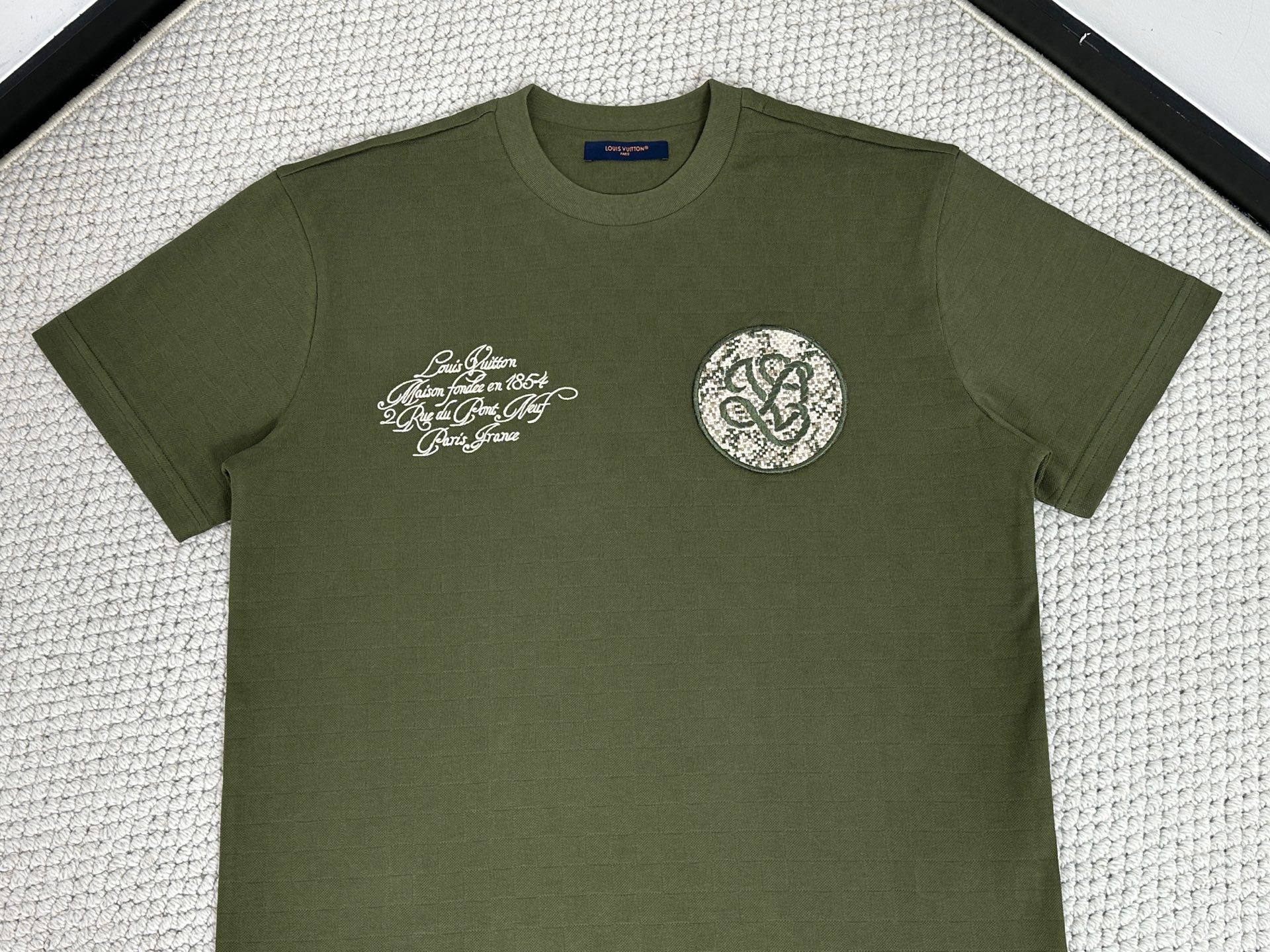 LOUIS VUITTON 路易威登 棋盘格刺绣字母logo图案圆领短袖 T恤 绿色 1AGKLK