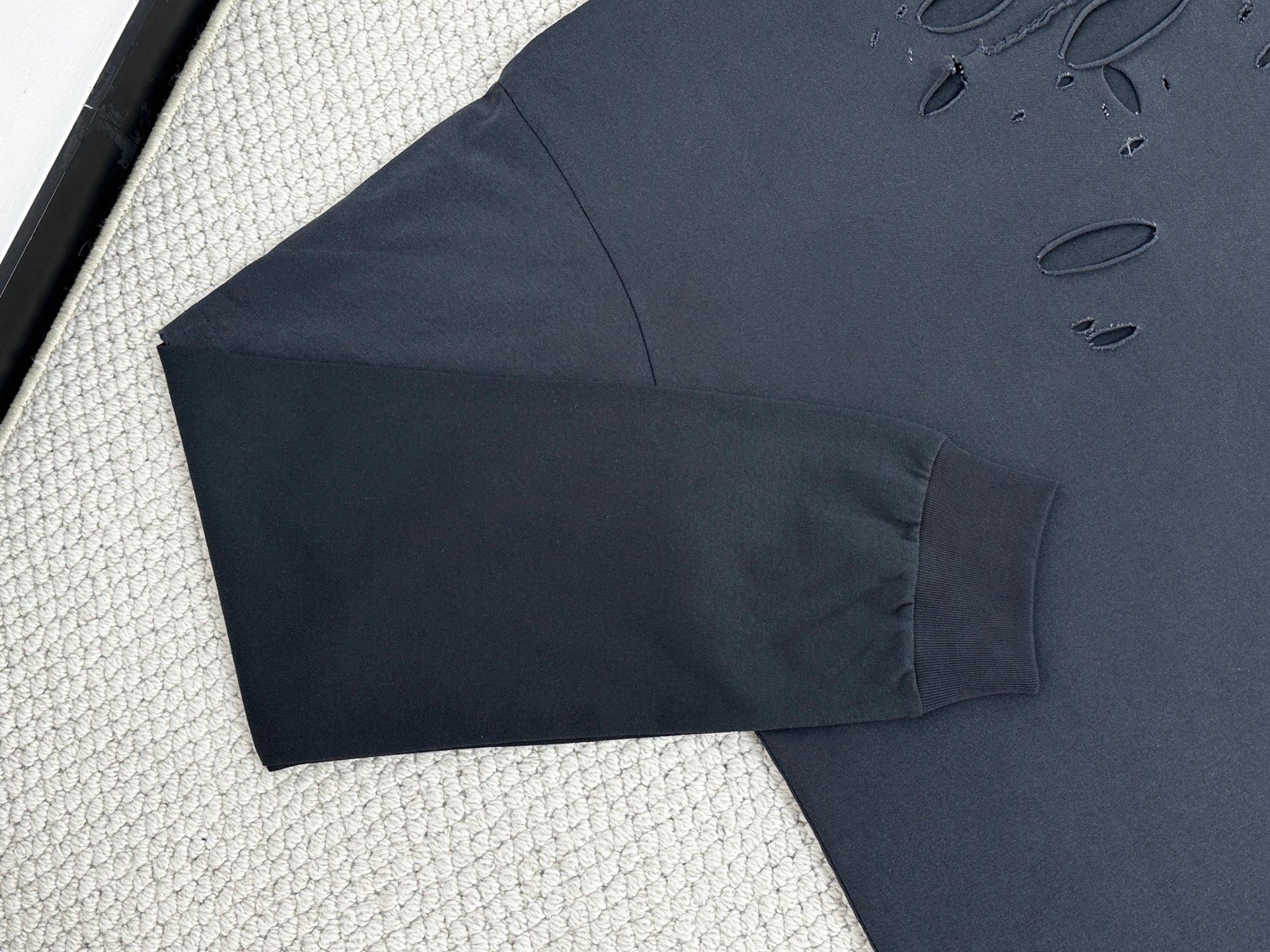 Balenciaga 巴黎世家 假两件字母logo印花破洞T恤 打底衫 长袖 黑色 818595TRVG89756