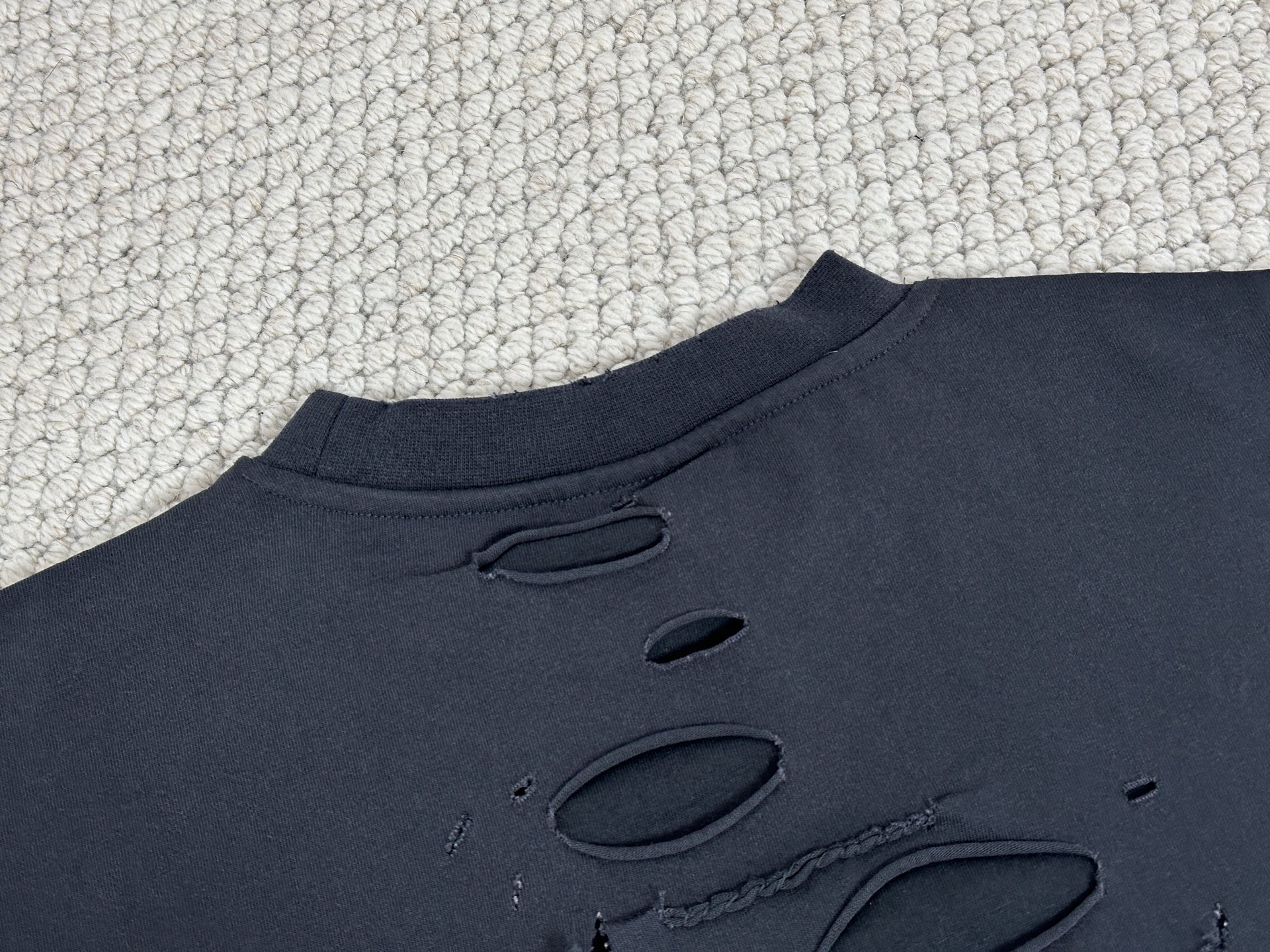 Balenciaga 巴黎世家 假两件字母logo印花破洞T恤 打底衫 长袖 黑色 818595TRVG89756