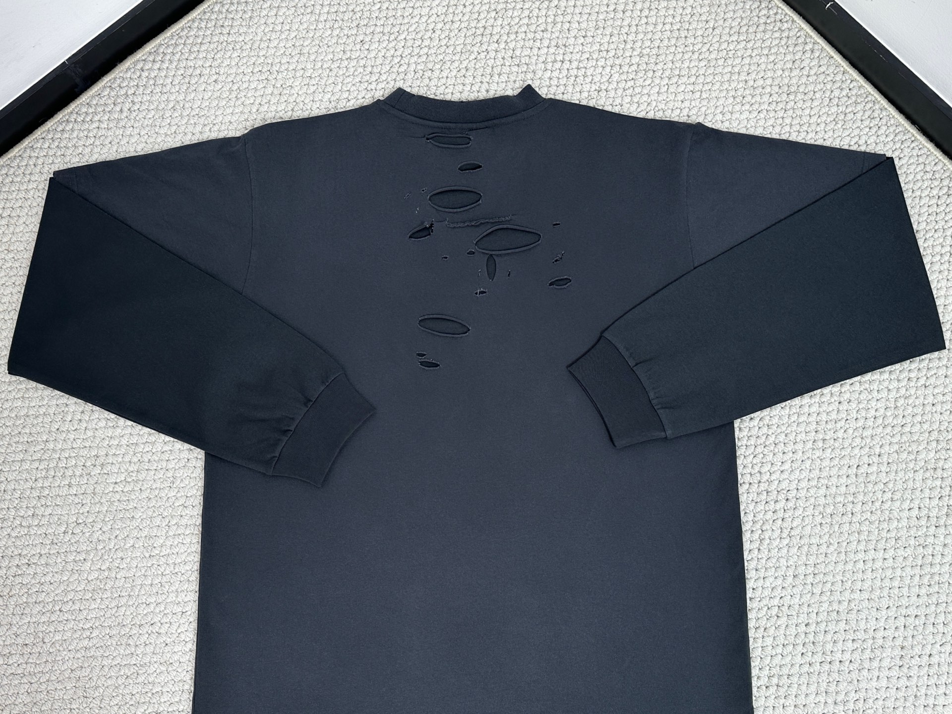 Balenciaga 巴黎世家 假两件字母logo印花破洞T恤 打底衫 长袖 黑色 818595TRVG89756