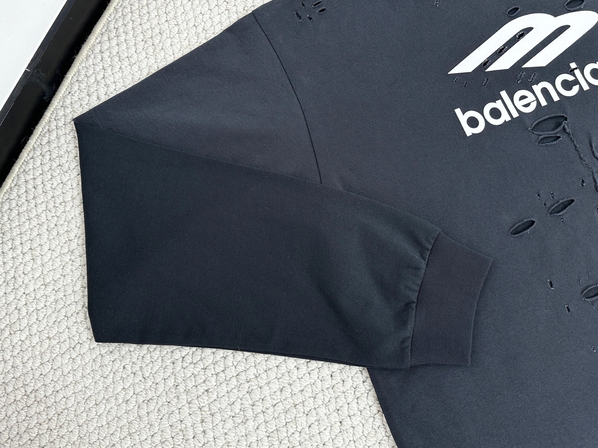 Balenciaga 巴黎世家 假两件字母logo印花破洞T恤 打底衫 长袖 黑色 818595TRVG89756