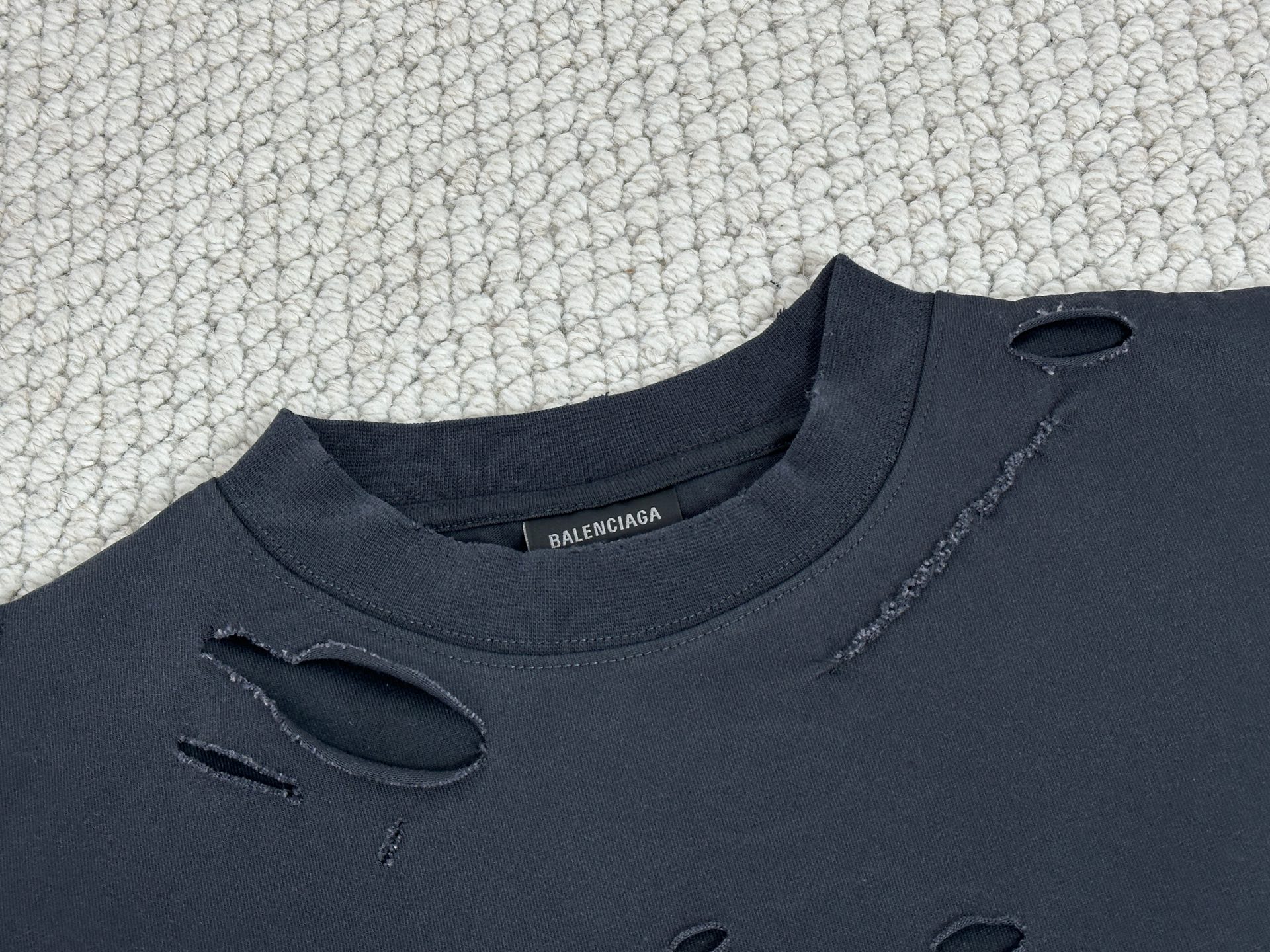 Balenciaga 巴黎世家 假两件字母logo印花破洞T恤 打底衫 长袖 黑色 818595TRVG89756