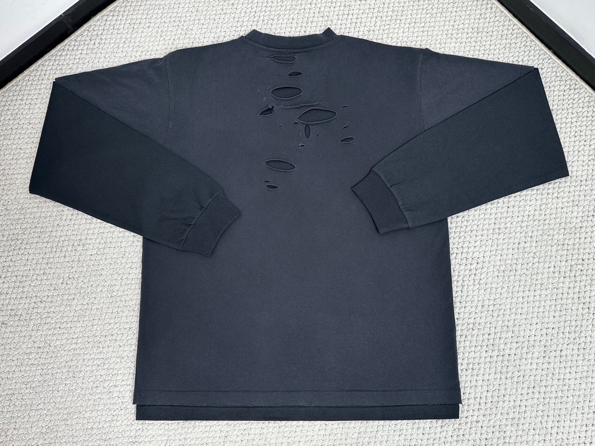 Balenciaga 巴黎世家 假两件字母logo印花破洞T恤 打底衫 长袖 黑色 818595TRVG89756