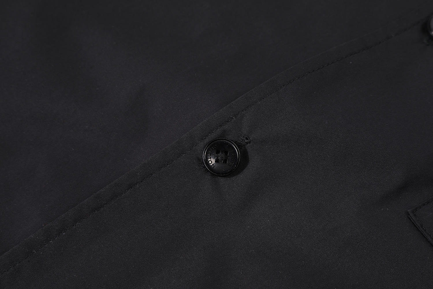 LOUIS VUITTON 路易威登 胸前口袋珠片字母刺绣短袖衬衫 黑色 1AHCHC