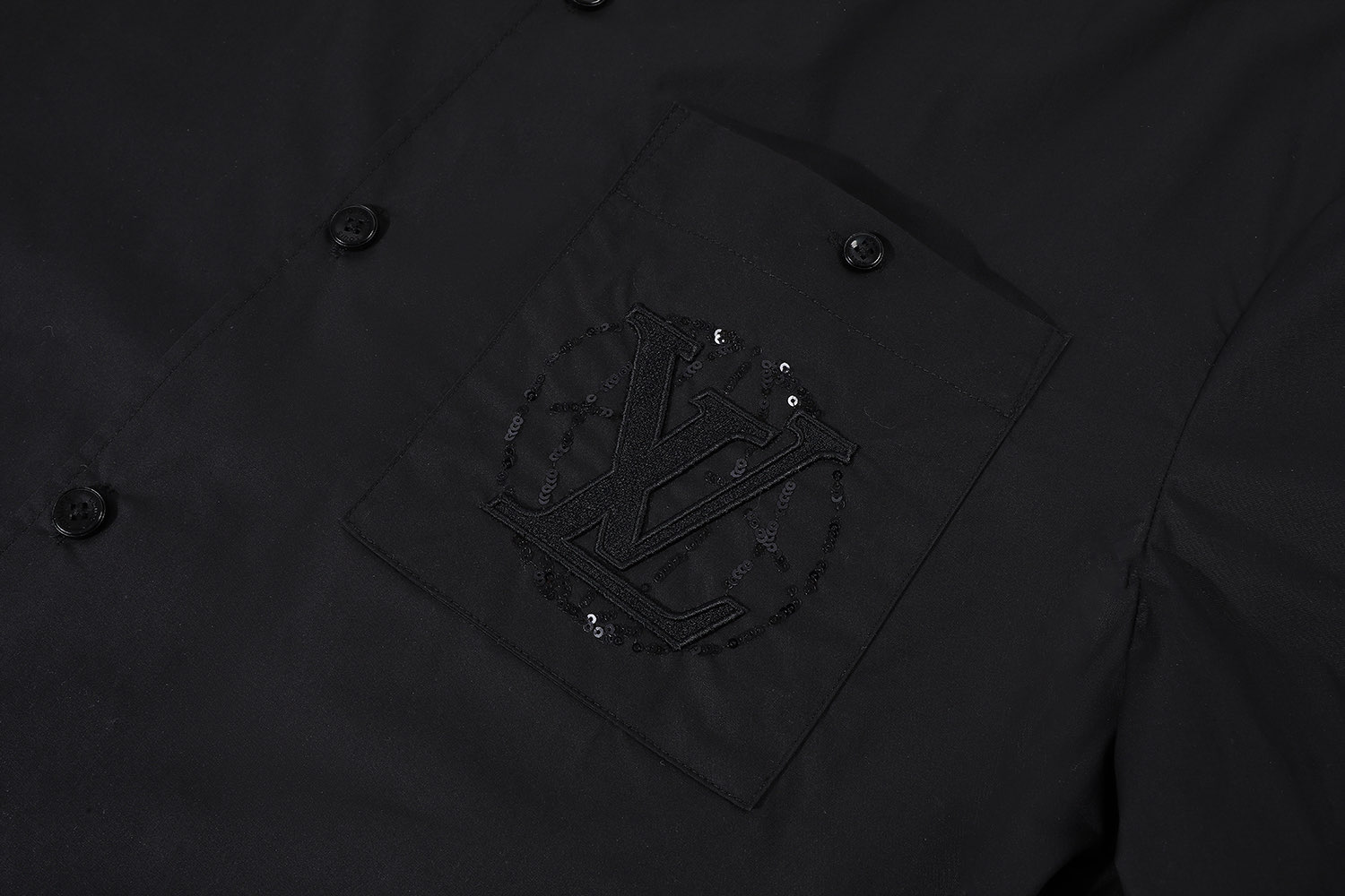LOUIS VUITTON 路易威登 胸前口袋珠片字母刺绣短袖衬衫 黑色 1AHCHC