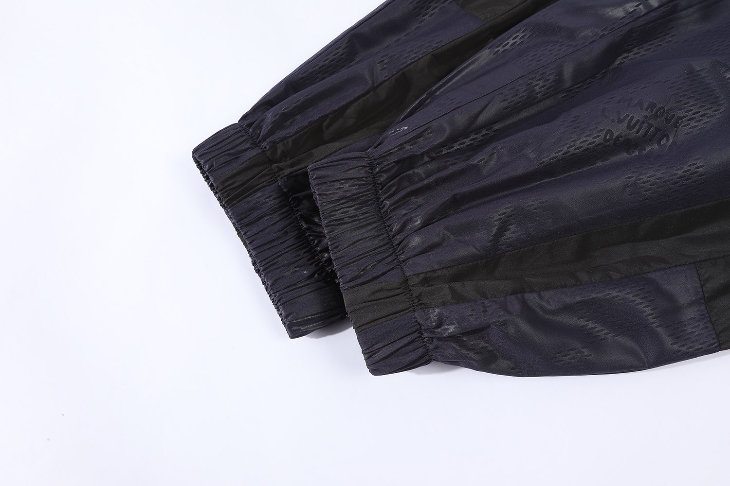 LOUIS VUITTON FW24 路易威登 暗纹棋盘格松紧腰运动裤 休闲裤 裤子 长裤 1AGJKS