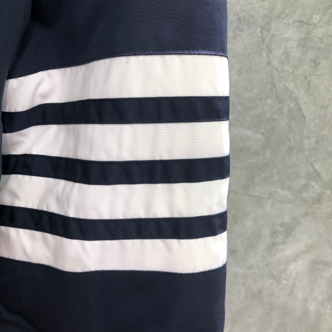 THOM BROWNE 白色四条杠连帽拉链羽绒服 派克服 外套 夹克 长袖 灰色 海军蓝 MOD072X-07259-415