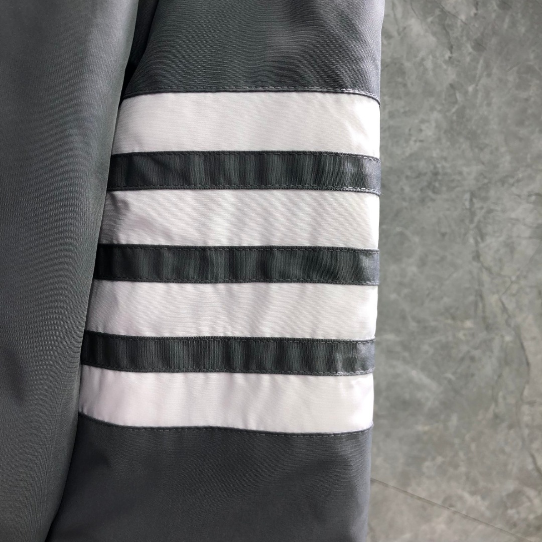 THOM BROWNE 白色四条杠连帽拉链羽绒服 派克服 外套 夹克 长袖 灰色 海军蓝 MOD072X-07259-415