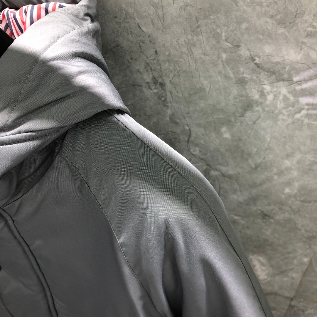 THOM BROWNE 白色四条杠连帽拉链羽绒服 派克服 外套 夹克 长袖 灰色 海军蓝 MOD072X-07259-415