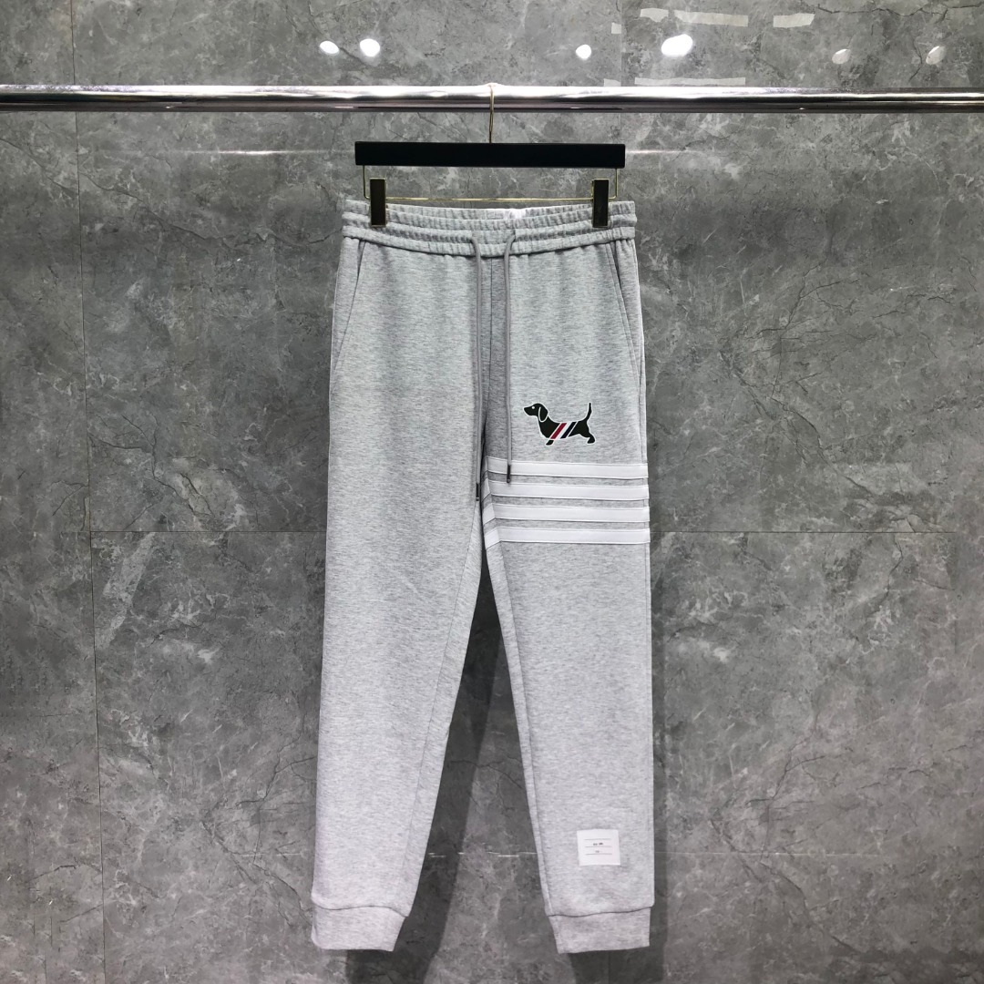 THOM BROWNE 白色四杠小狗印花松紧腰卫裤 休闲裤 裤子 天蓝色 灰色 杏色 卡其色 黄色 湖水蓝 军绿色 深蓝色