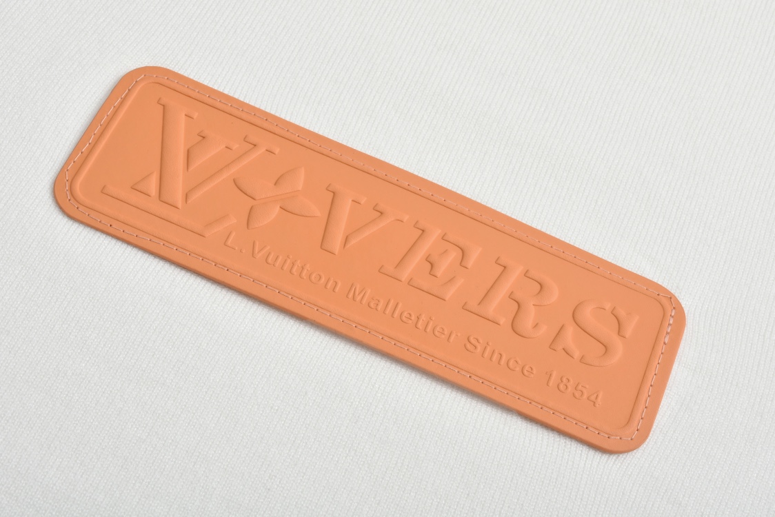 LOUIS VUITTON 路易威登 字母logo浮雕皮牌圆领短袖 T恤 白色 1AHCWD