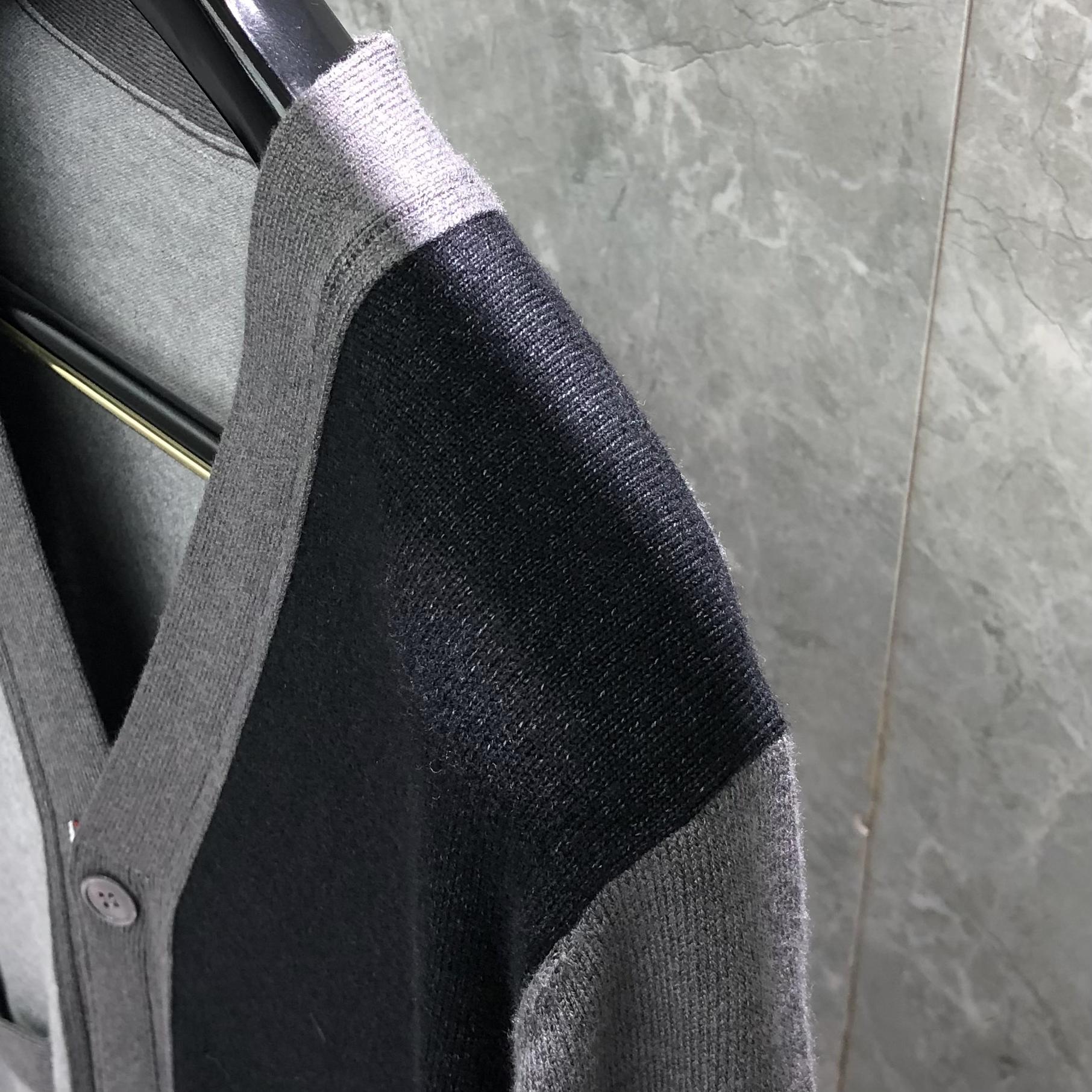 THOM BROWNE 经典四杠拼色V领针织衫 开衫 毛衣 外套 长袖 灰色
