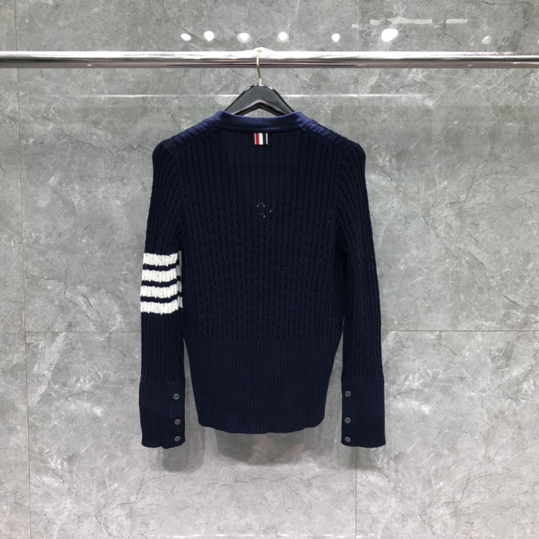THOM BROWNE 经典四杠羊毛镂空V领针织衫 开衫 毛衣 外套 长袖 白色 灰色 藏青色