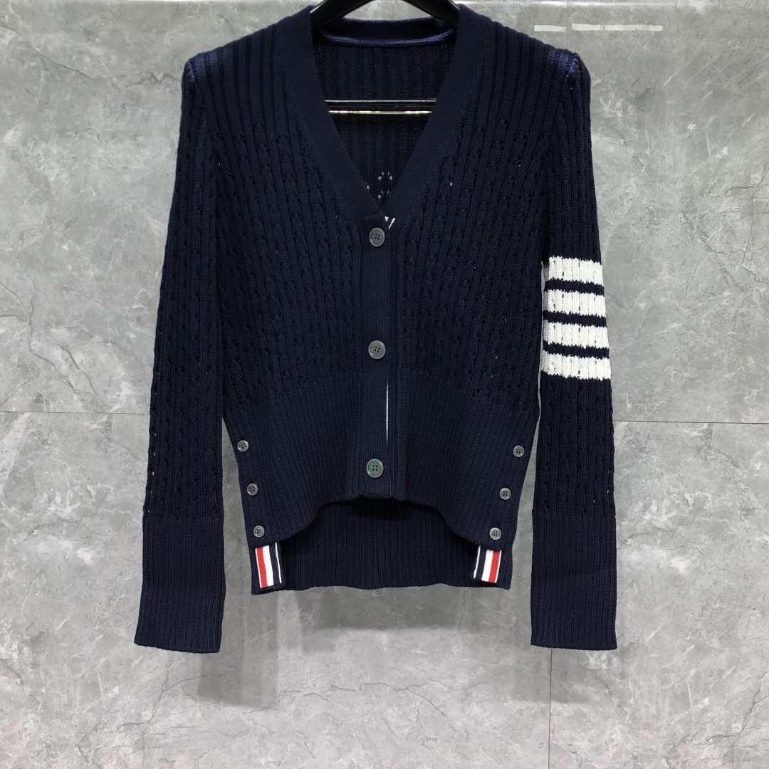 THOM BROWNE 经典四杠羊毛镂空V领针织衫 开衫 毛衣 外套 长袖 白色 灰色 藏青色