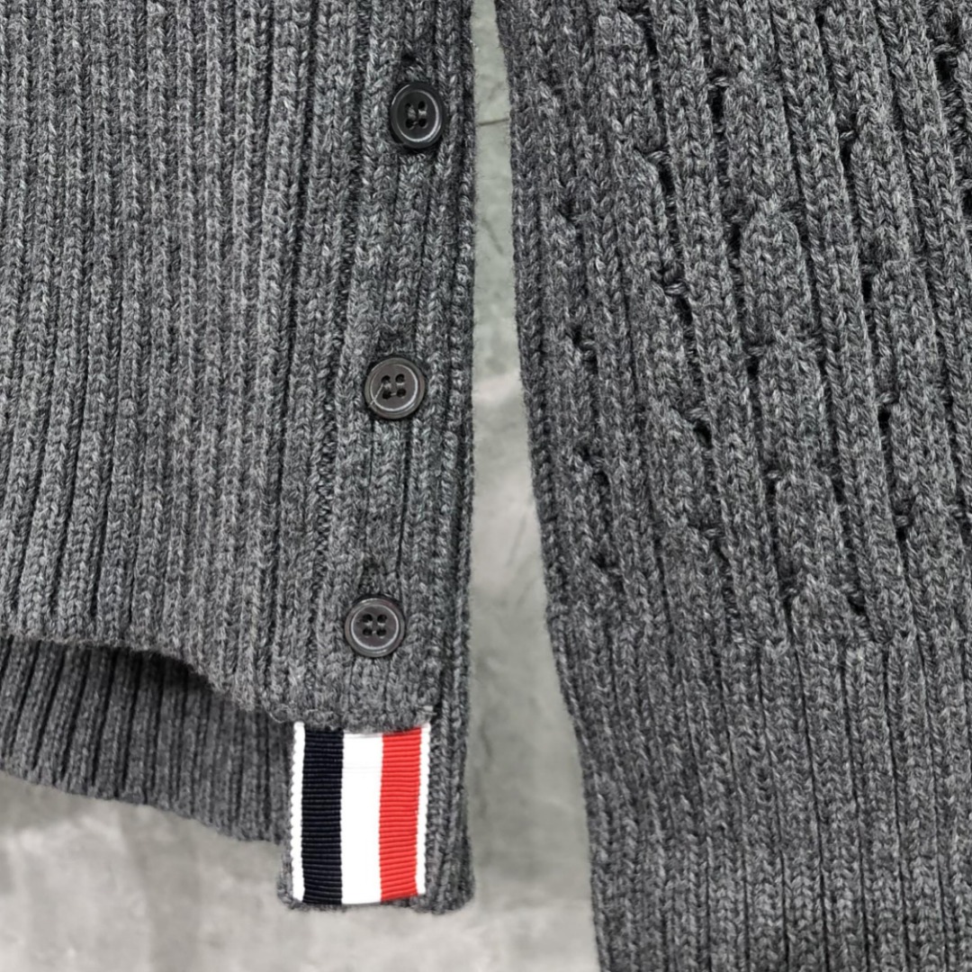 THOM BROWNE 经典四杠羊毛镂空V领针织衫 开衫 毛衣 外套 长袖 白色 灰色 藏青色