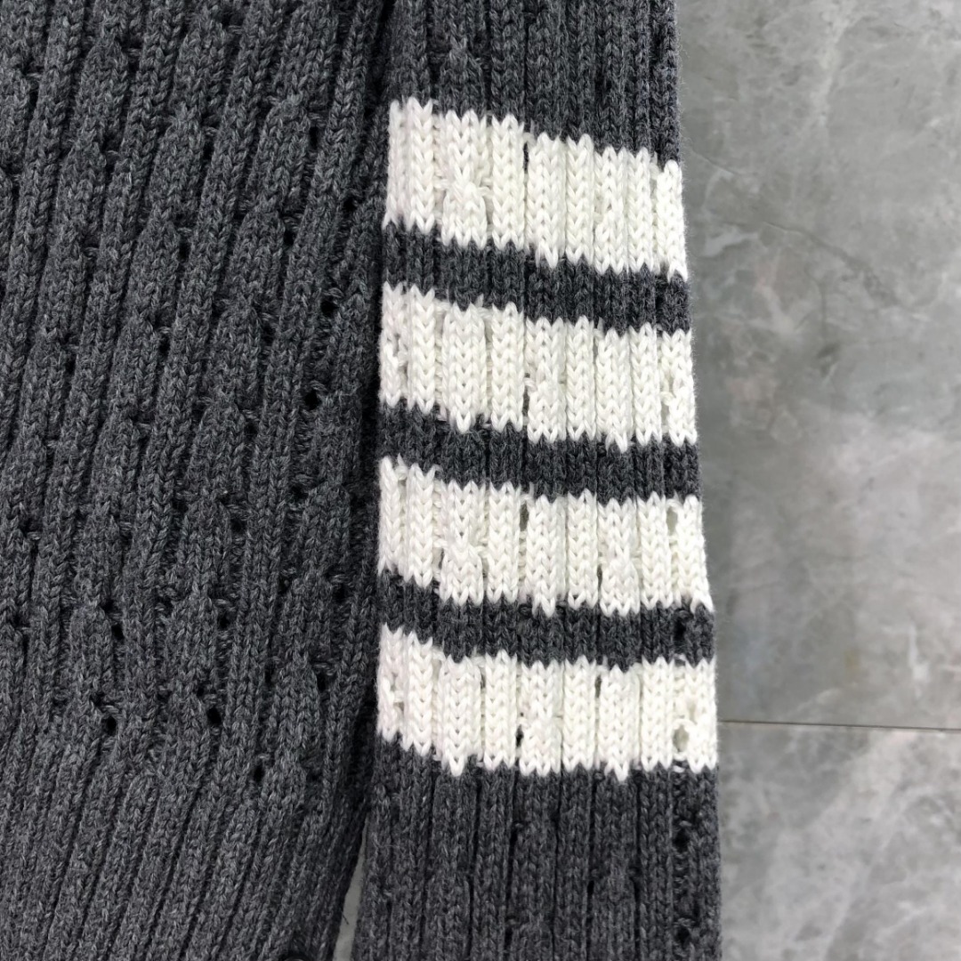 THOM BROWNE 经典四杠羊毛镂空V领针织衫 开衫 毛衣 外套 长袖 白色 灰色 藏青色