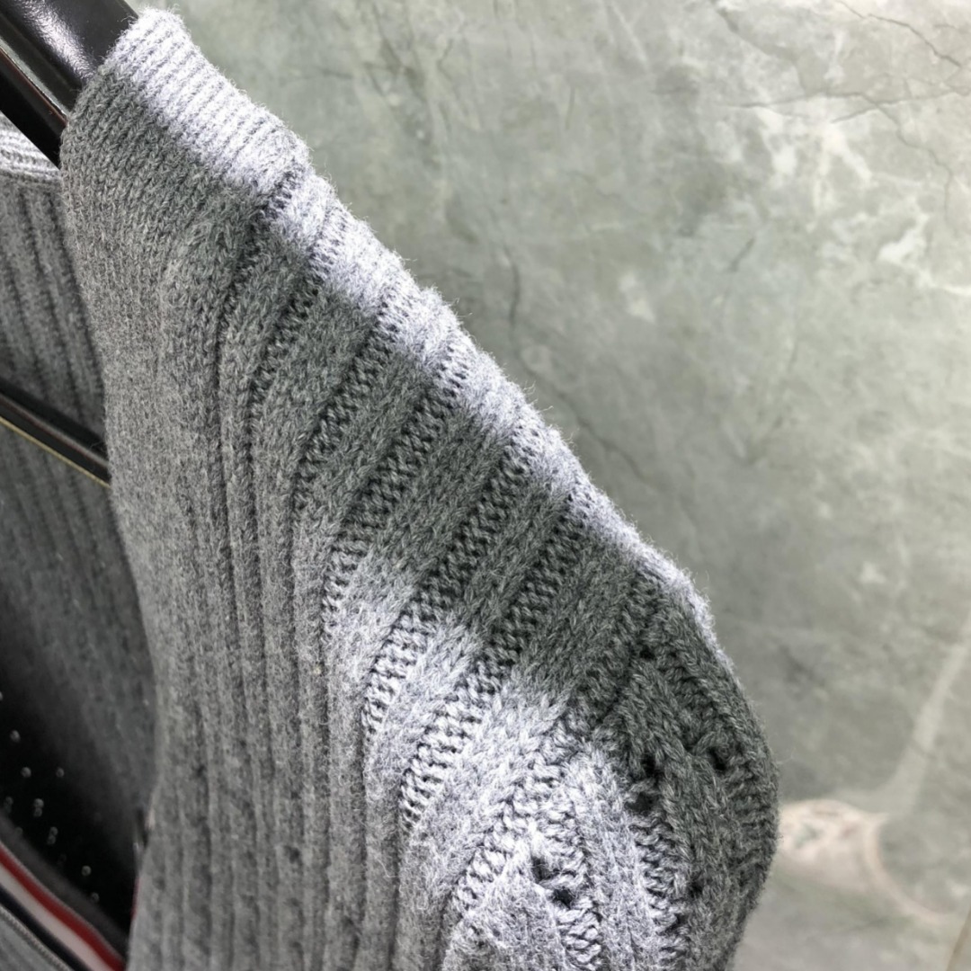 THOM BROWNE 经典四杠羊毛镂空V领针织衫 开衫 毛衣 外套 长袖 白色 灰色 藏青色