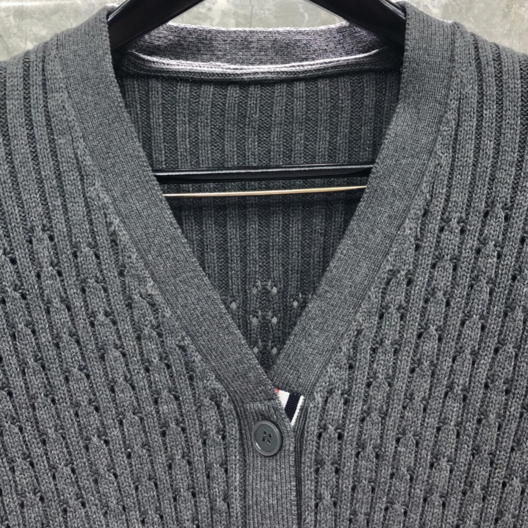 THOM BROWNE 经典四杠羊毛镂空V领针织衫 开衫 毛衣 外套 长袖 白色 灰色 藏青色