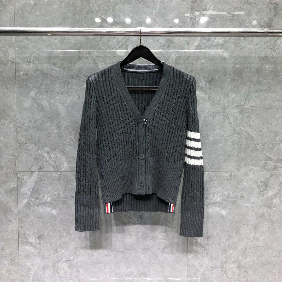 THOM BROWNE 经典四杠羊毛镂空V领针织衫 开衫 毛衣 外套 长袖 白色 灰色 藏青色