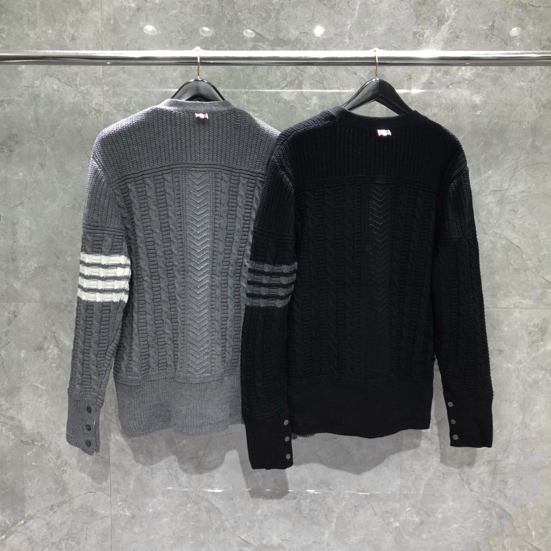 THOM BROWNE 经典四杠麻花V领针织衫 开衫 毛衣 外套 长袖 黑色 灰色