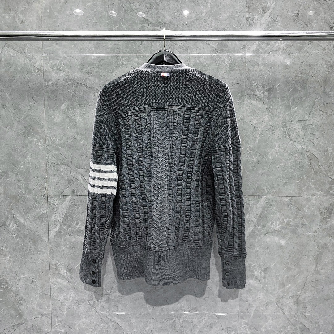 THOM BROWNE 经典四杠麻花V领针织衫 开衫 毛衣 外套 长袖 黑色 灰色