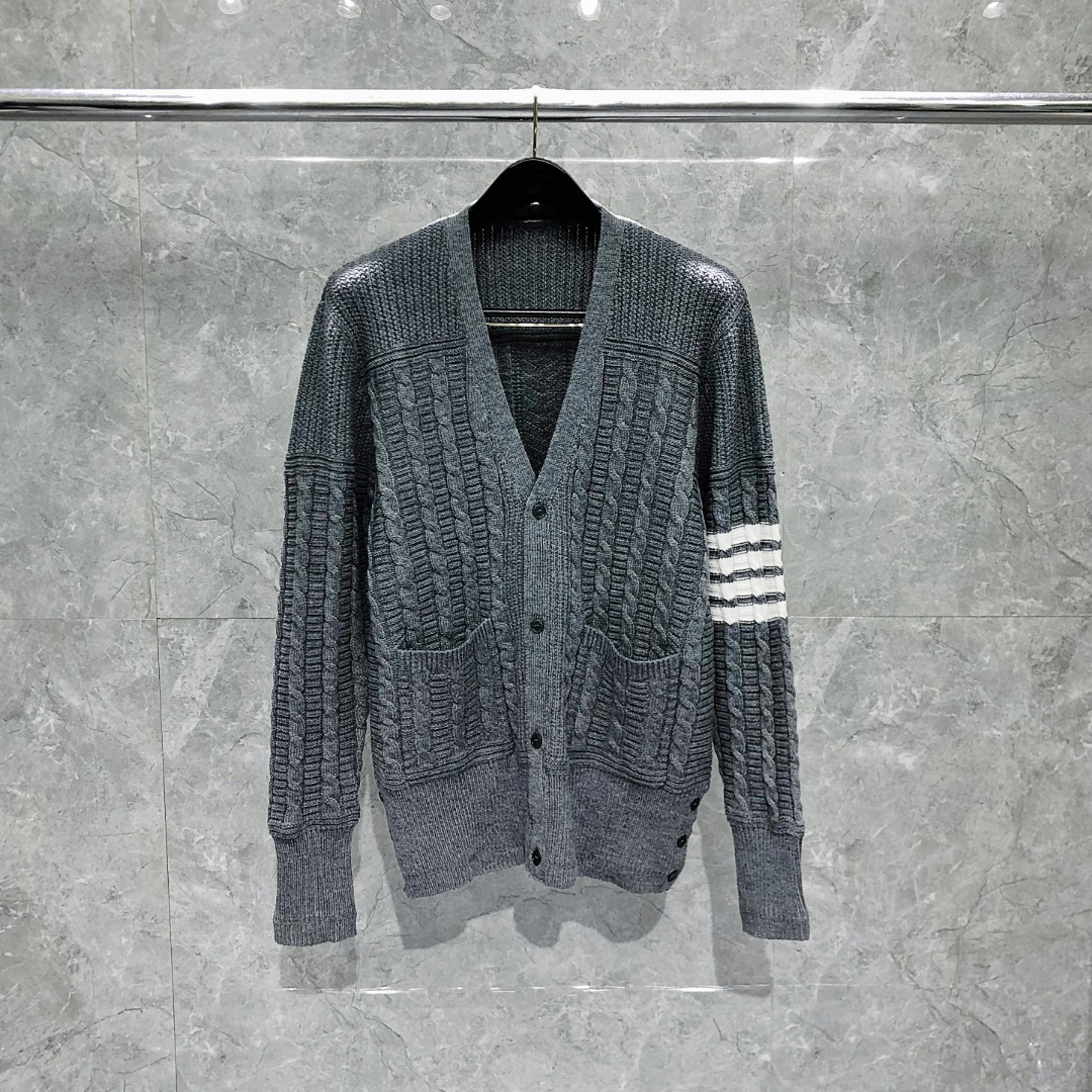 THOM BROWNE 经典四杠麻花V领针织衫 开衫 毛衣 外套 长袖 黑色 灰色