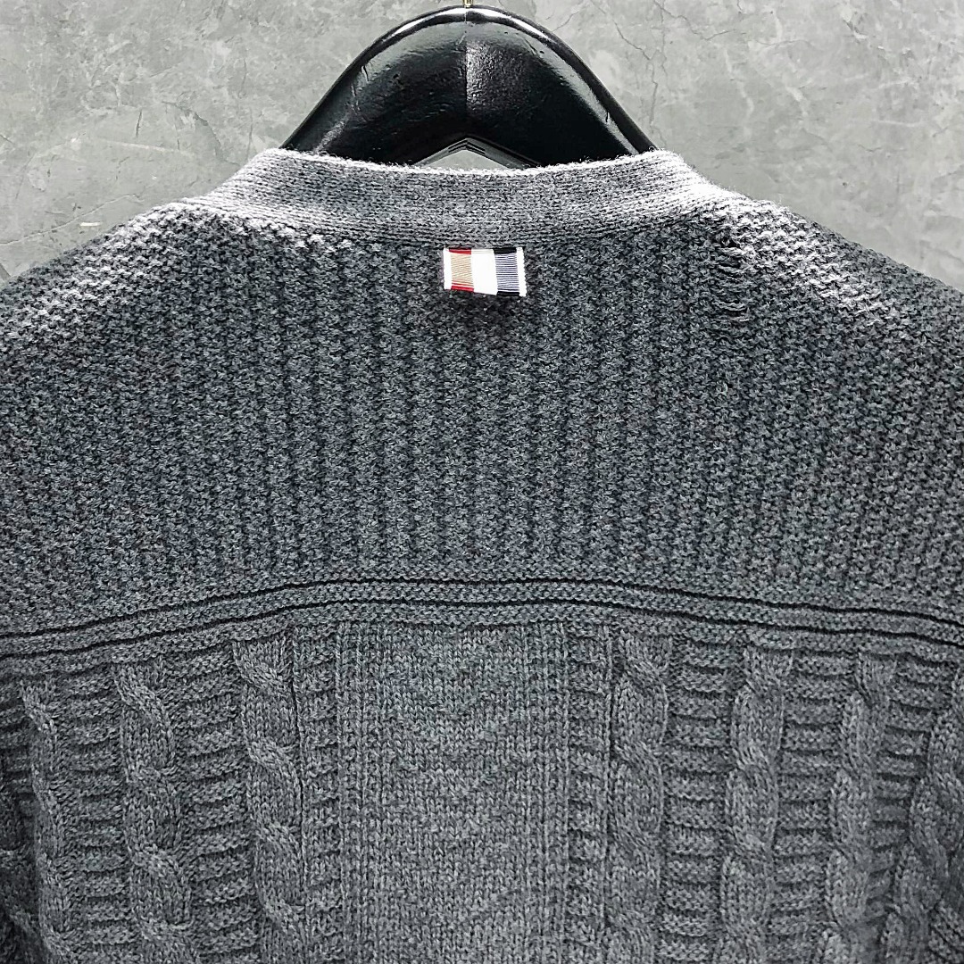 THOM BROWNE 经典四杠麻花V领针织衫 开衫 毛衣 外套 长袖 黑色 灰色