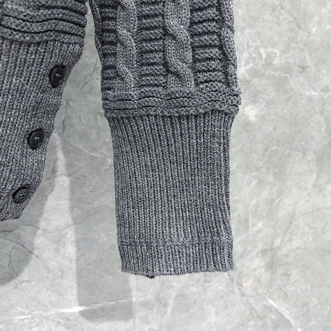 THOM BROWNE 经典四杠麻花V领针织衫 开衫 毛衣 外套 长袖 黑色 灰色