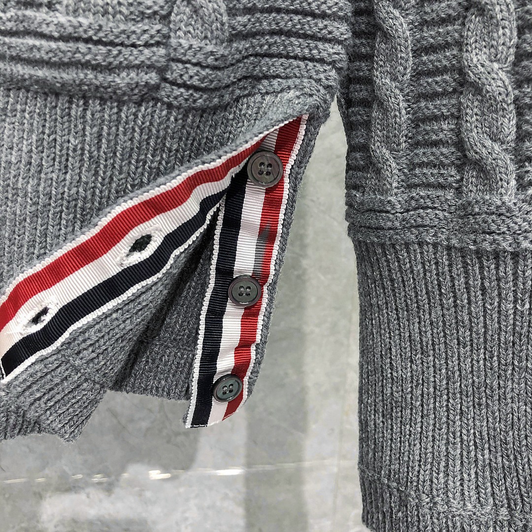 THOM BROWNE 经典四杠麻花V领针织衫 开衫 毛衣 外套 长袖 黑色 灰色