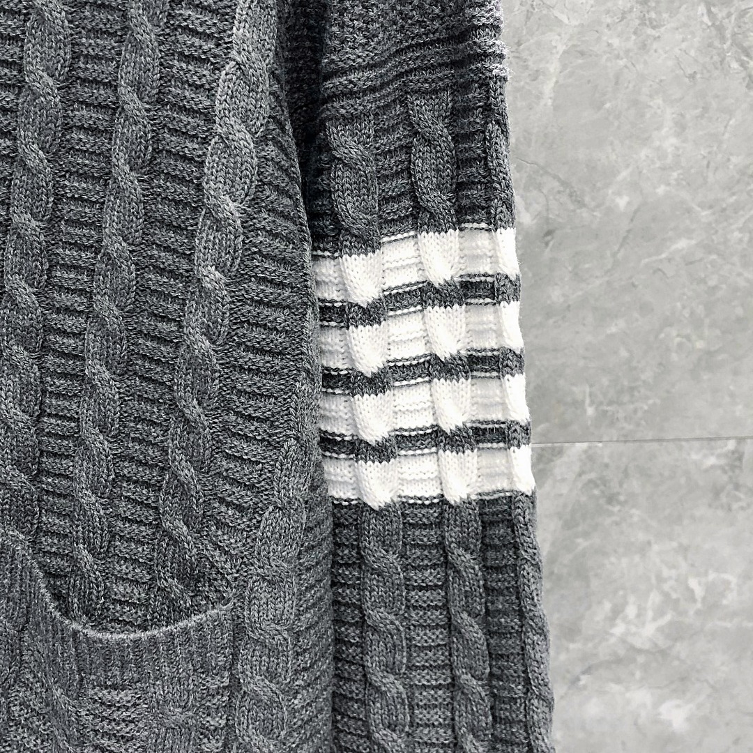 THOM BROWNE 经典四杠麻花V领针织衫 开衫 毛衣 外套 长袖 黑色 灰色