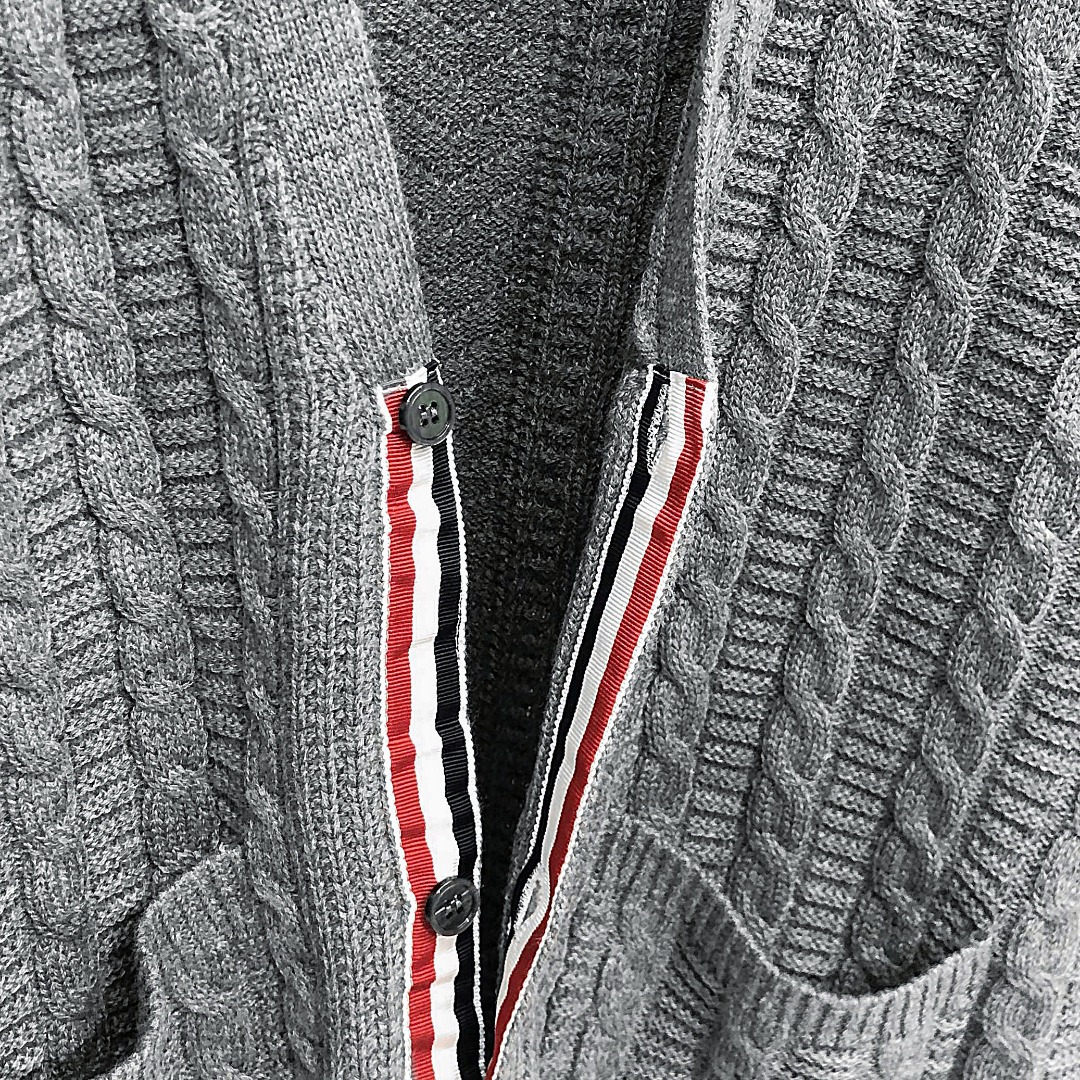 THOM BROWNE 经典四杠麻花V领针织衫 开衫 毛衣 外套 长袖 黑色 灰色