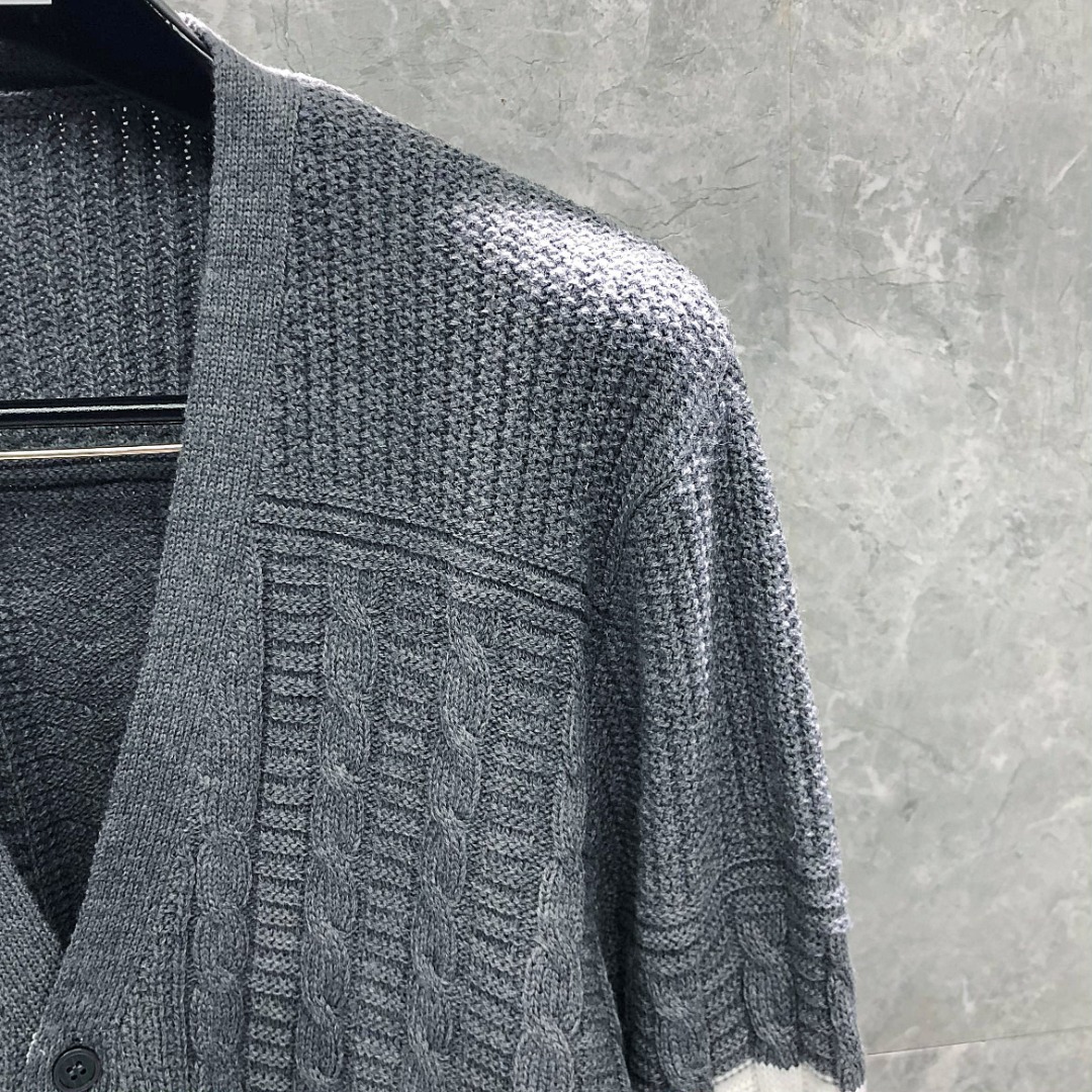 THOM BROWNE 经典四杠麻花V领针织衫 开衫 毛衣 外套 长袖 黑色 灰色