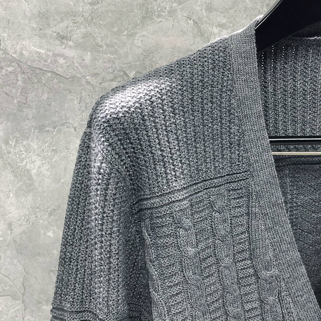 THOM BROWNE 经典四杠麻花V领针织衫 开衫 毛衣 外套 长袖 黑色 灰色