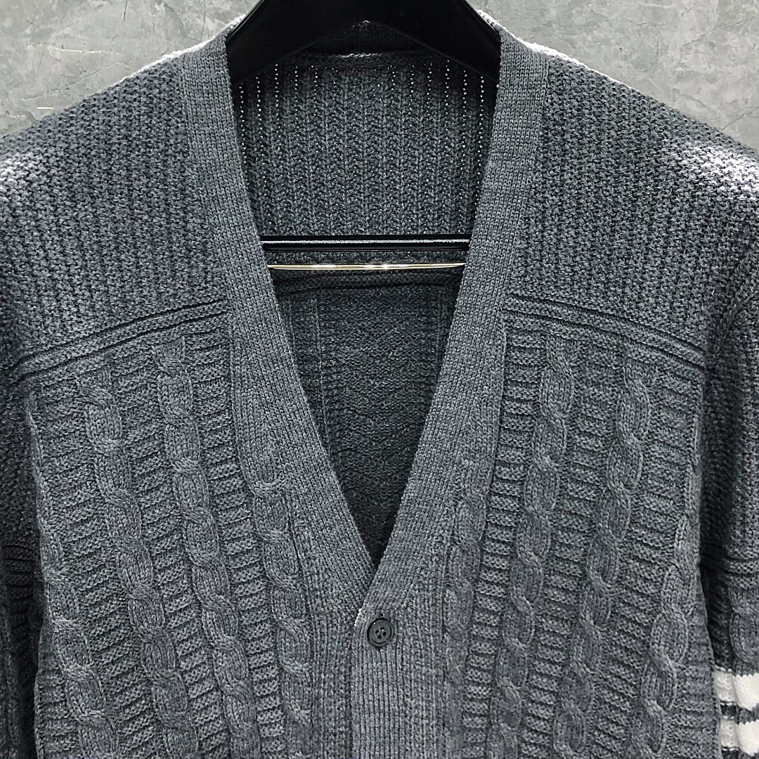 THOM BROWNE 经典四杠麻花V领针织衫 开衫 毛衣 外套 长袖 黑色 灰色