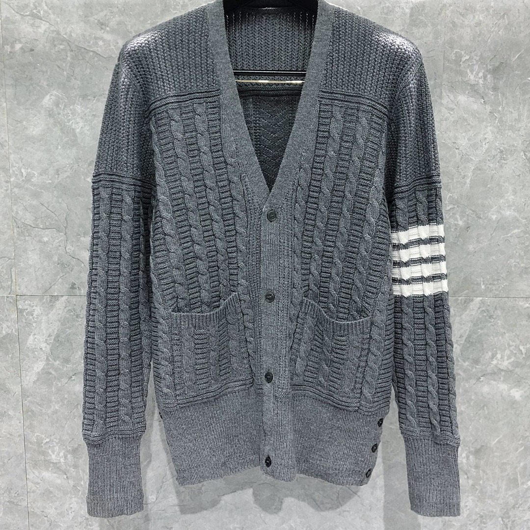 THOM BROWNE 经典四杠麻花V领针织衫 开衫 毛衣 外套 长袖 黑色 灰色