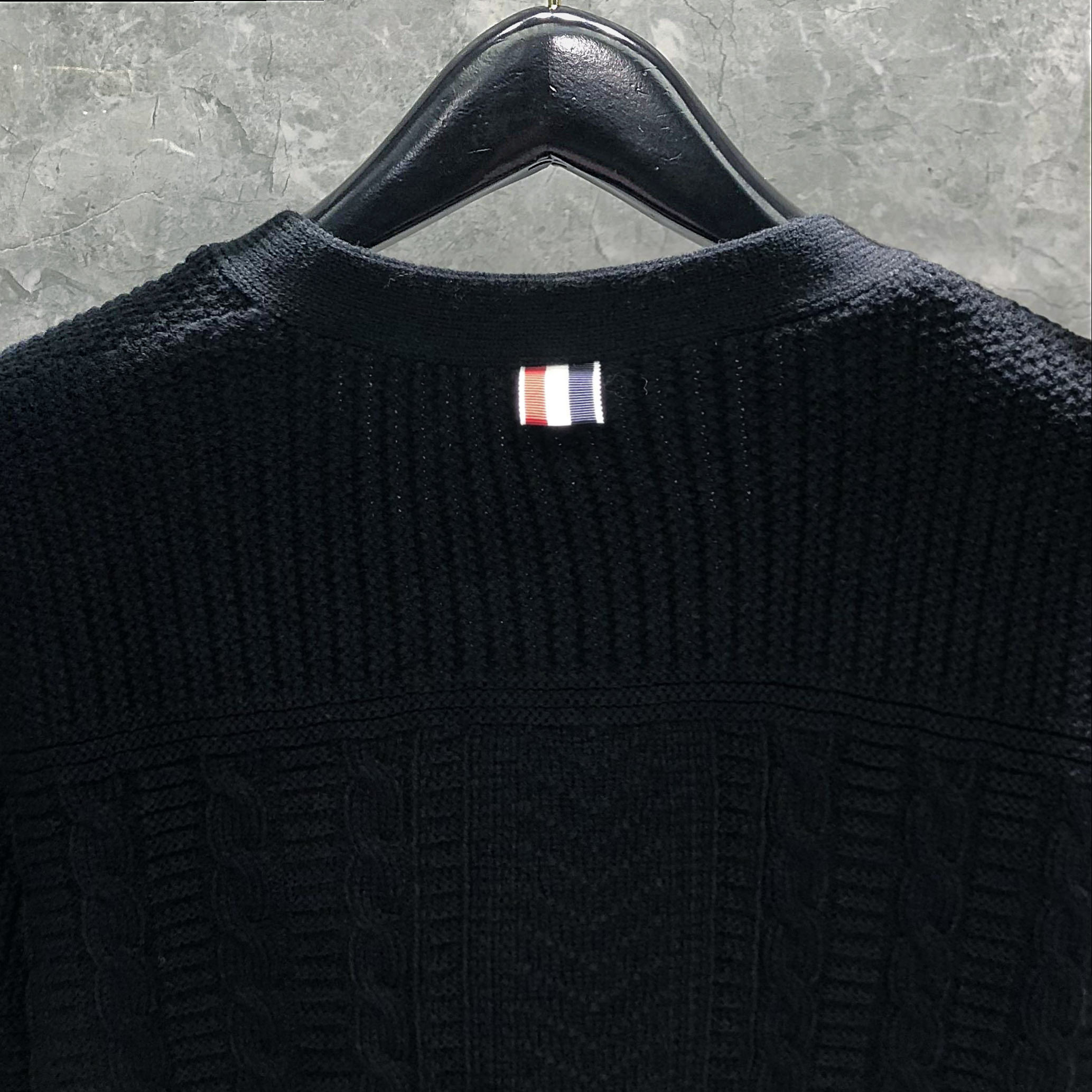 THOM BROWNE 经典四杠麻花V领针织衫 开衫 毛衣 外套 长袖 黑色 灰色