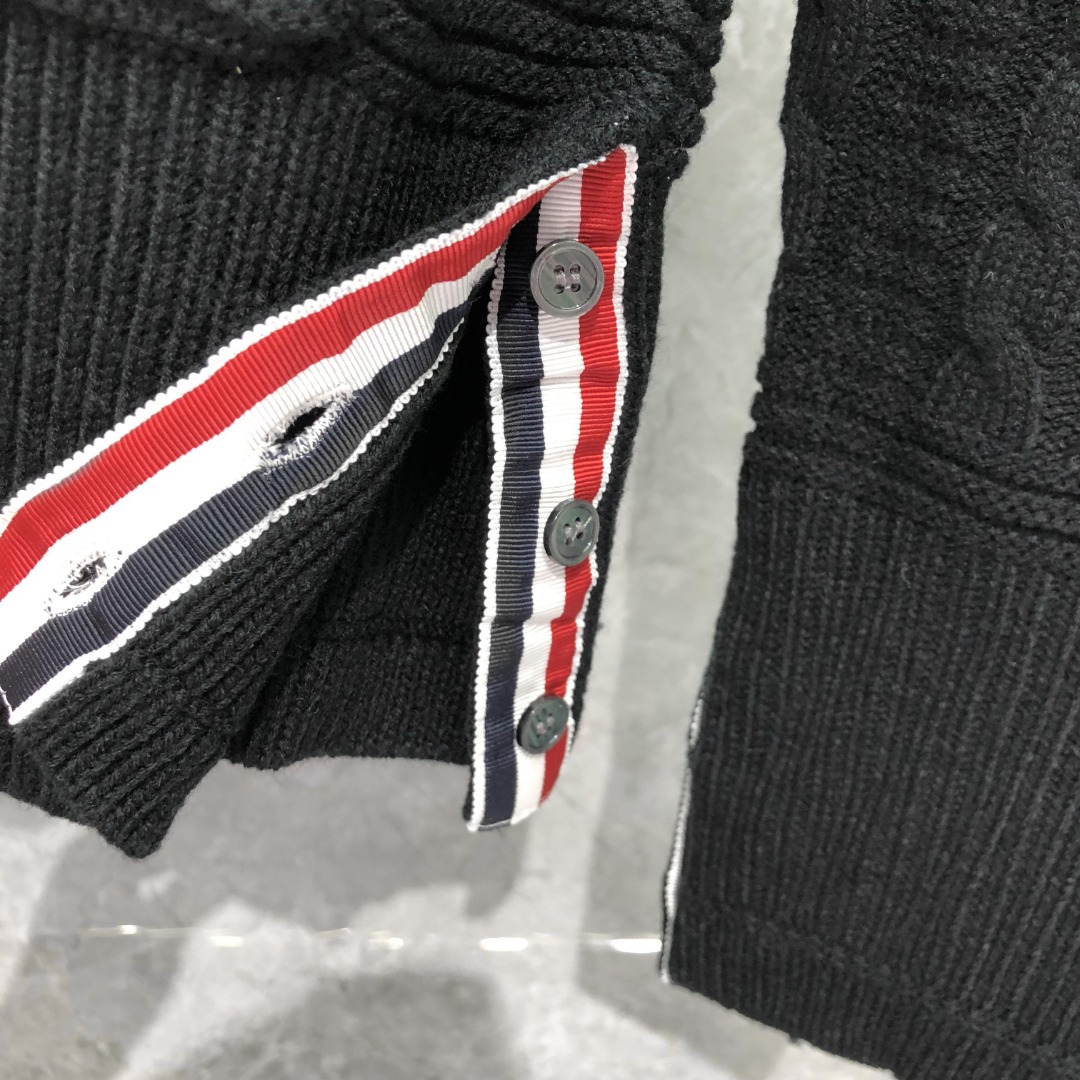 THOM BROWNE 经典四杠麻花V领针织衫 开衫 毛衣 外套 长袖 黑色 灰色