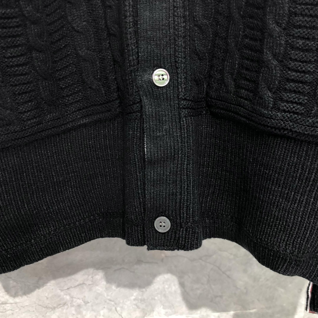 THOM BROWNE 经典四杠麻花V领针织衫 开衫 毛衣 外套 长袖 黑色 灰色