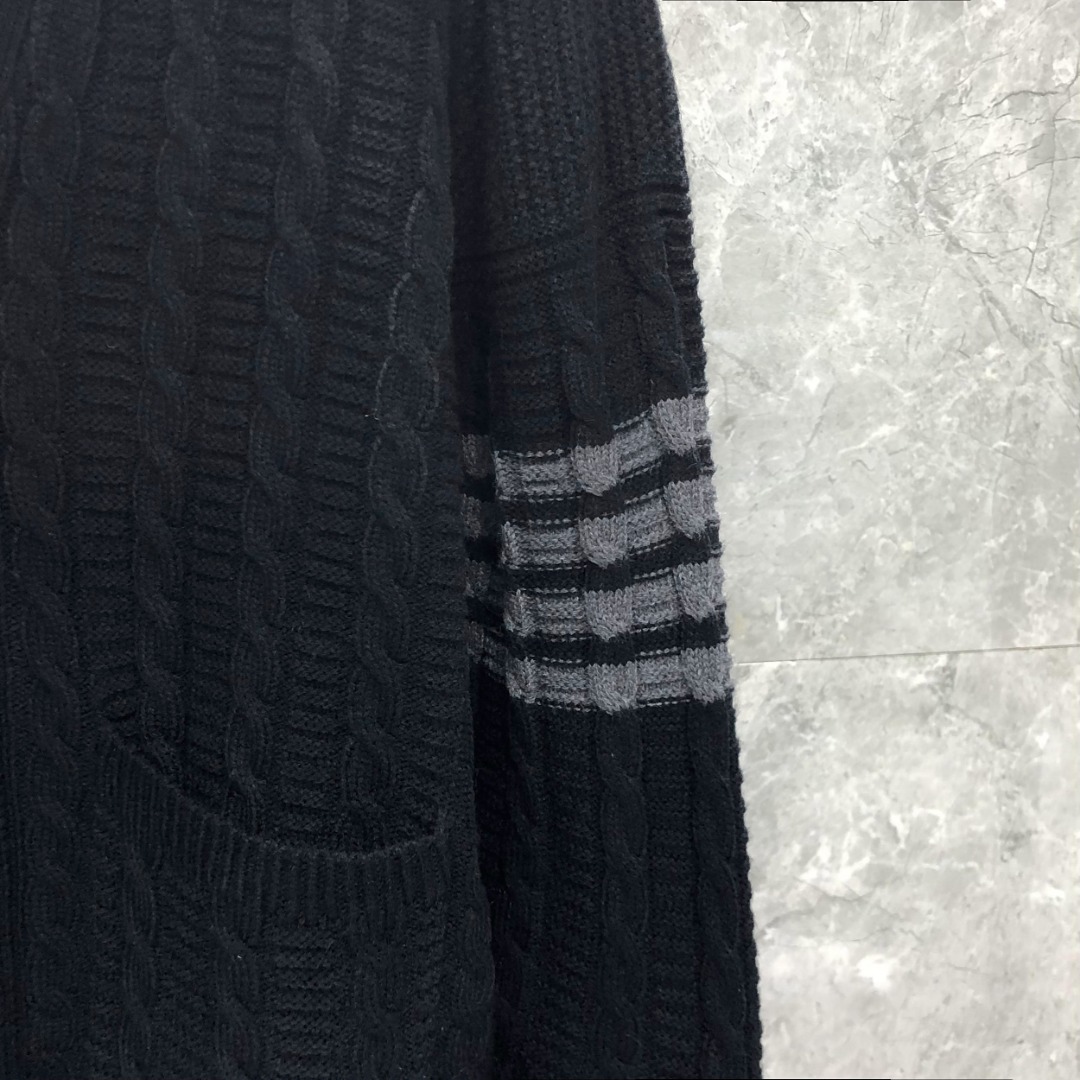 THOM BROWNE 经典四杠麻花V领针织衫 开衫 毛衣 外套 长袖 黑色 灰色
