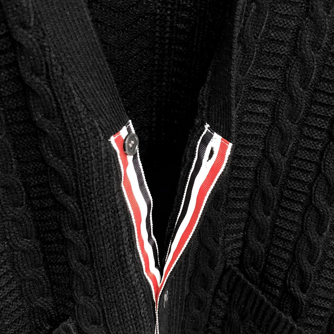 THOM BROWNE 经典四杠麻花V领针织衫 开衫 毛衣 外套 长袖 黑色 灰色