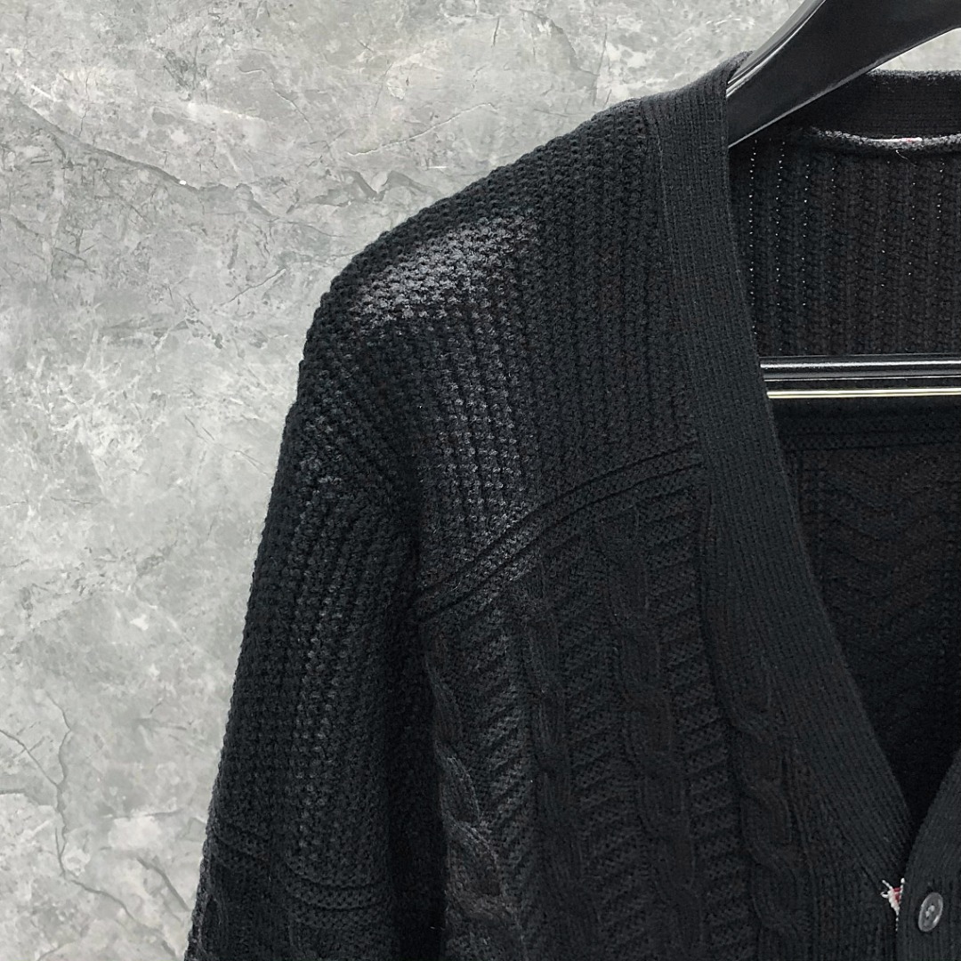 THOM BROWNE 经典四杠麻花V领针织衫 开衫 毛衣 外套 长袖 黑色 灰色