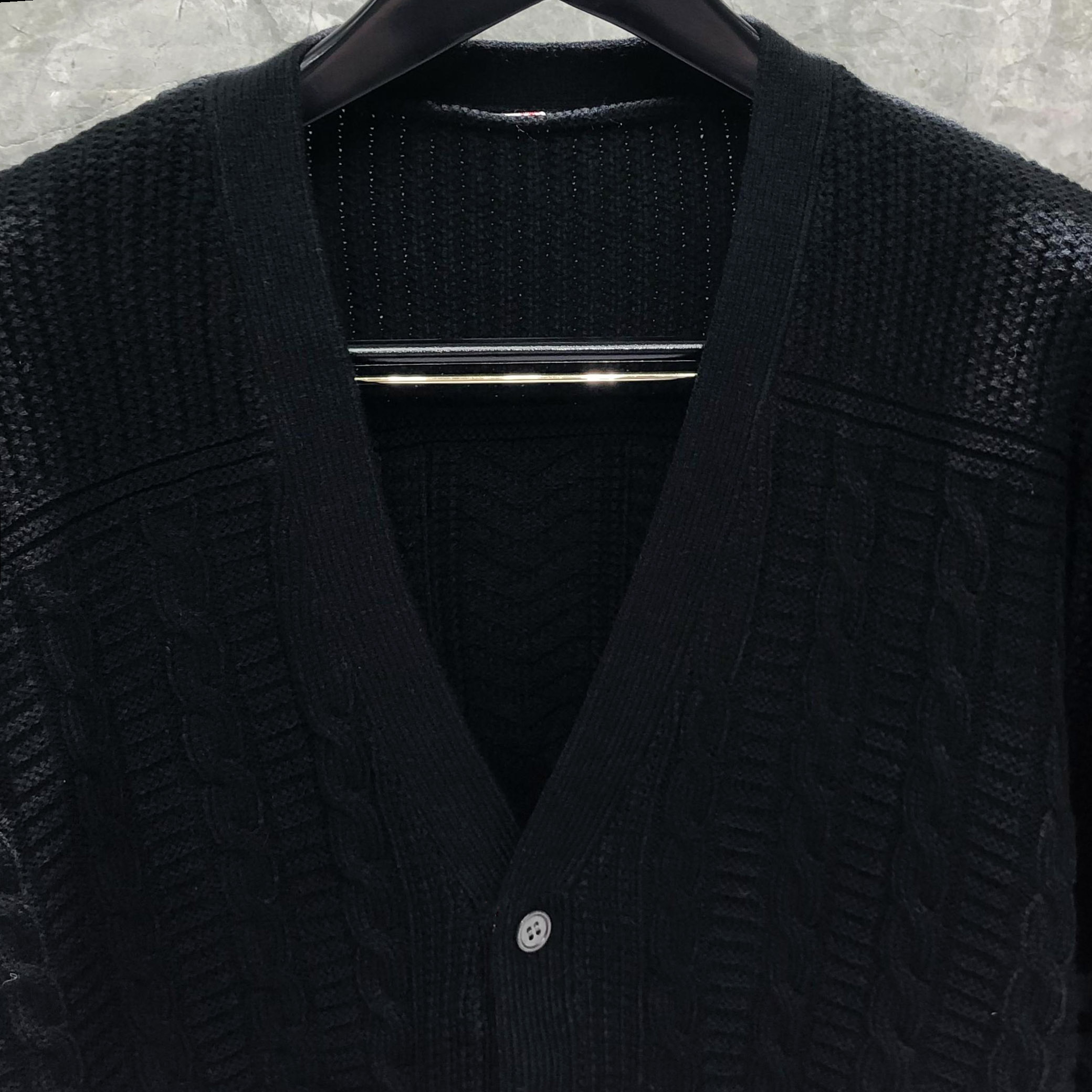 THOM BROWNE 经典四杠麻花V领针织衫 开衫 毛衣 外套 长袖 黑色 灰色