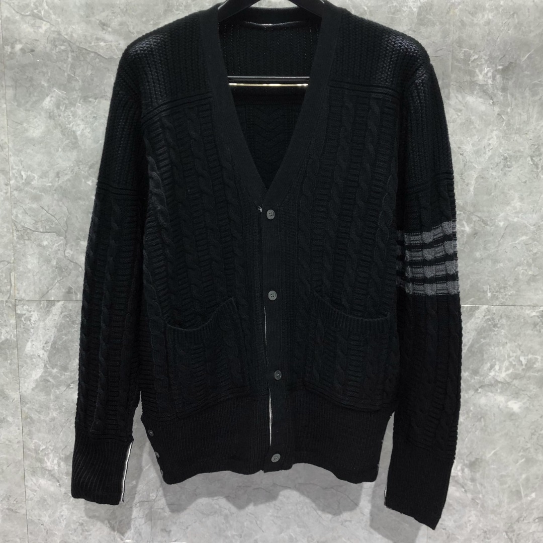 THOM BROWNE 经典四杠麻花V领针织衫 开衫 毛衣 外套 长袖 黑色 灰色