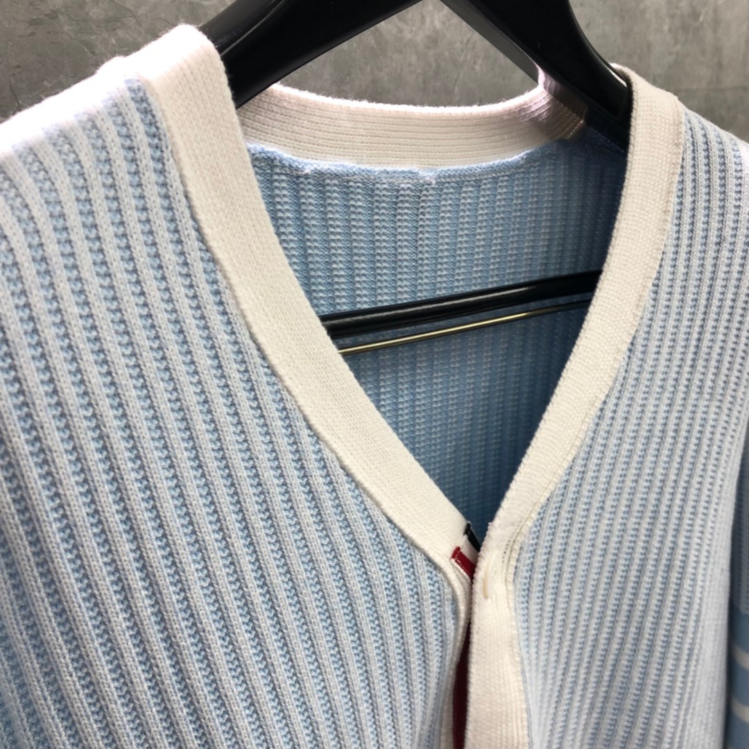 THOM BROWNE 竖条纹拼色V领针织衫 开衫 毛衣 外套 长袖 蓝色 粉色